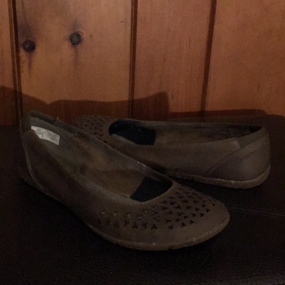 Cute Merrell brown leather flats!